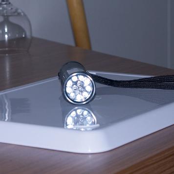 Φακός LED με Επιπρόσθετες Λειτουργίες